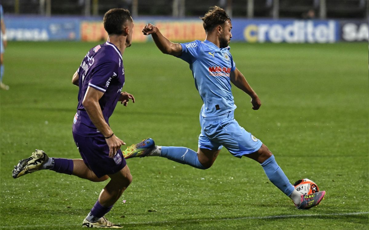 Ezequiel Busquets y el remate en el partido entre Defensor Sporting y Montevideo City Torque.