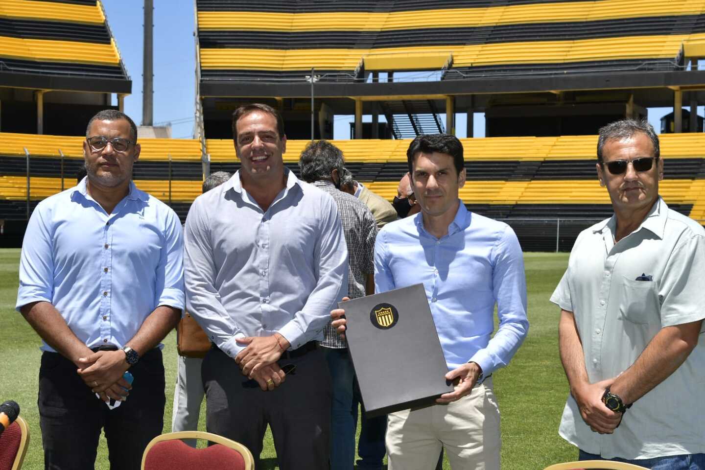 Mauricio Larriera junto a Darío Rodrígueza, Ignacio Ruglio y el profe Alejandro Martínez. Foto: Leonardo Mainé.