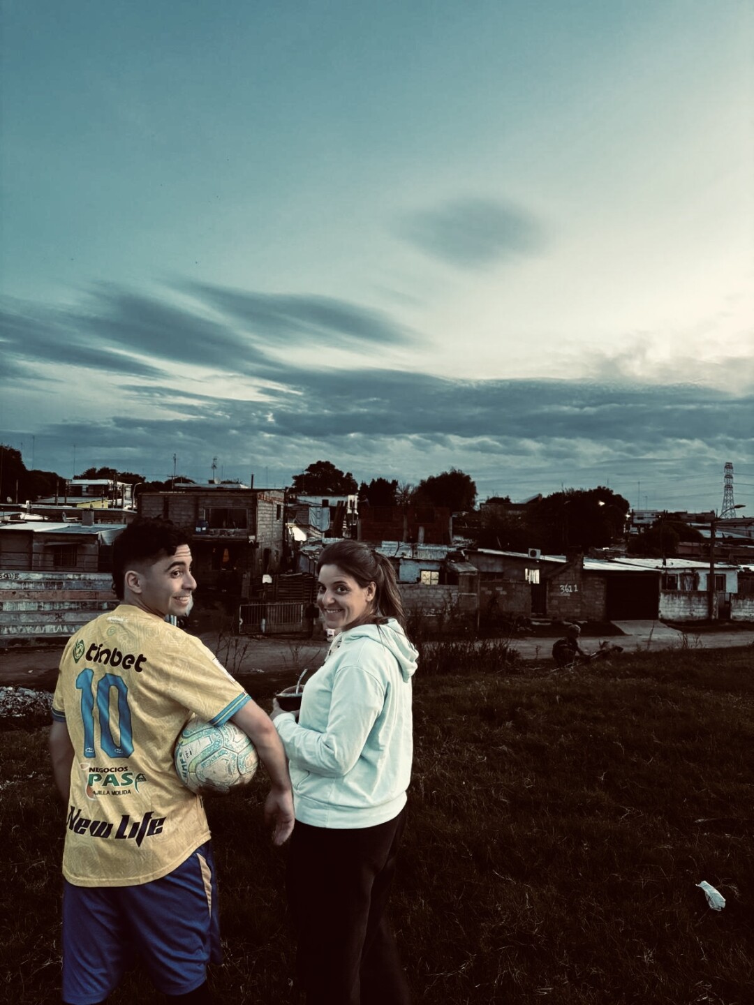 Nahuel Delgado y Stefany Santos, protagonistas de "Uruguayo", la obra escrita y dirigida por Leonardo Sosa.