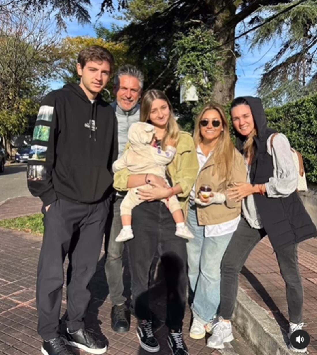 Coco Echagüe junto a su esposa Mariana, su nieta María Paz y sus hijos.