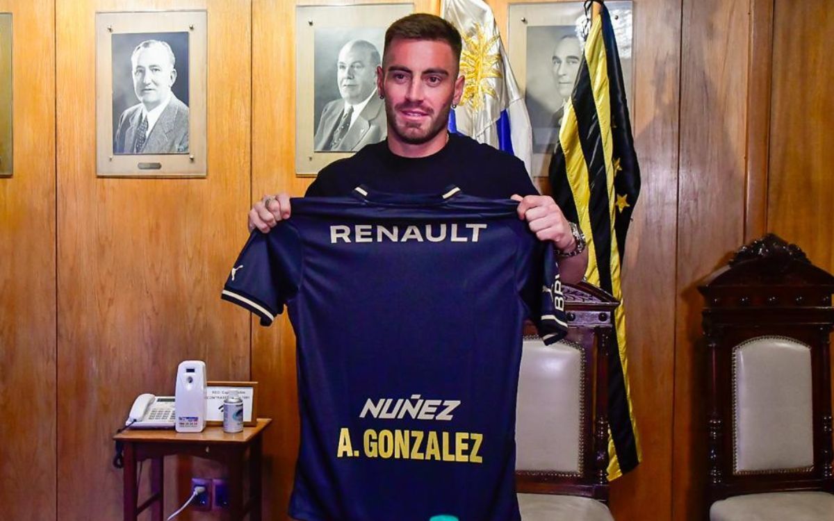 Ángel González en su presentación como nuevo jugador de Peñarol.