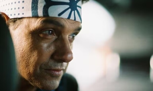 Ralph Macchio con el look de Karate Kid