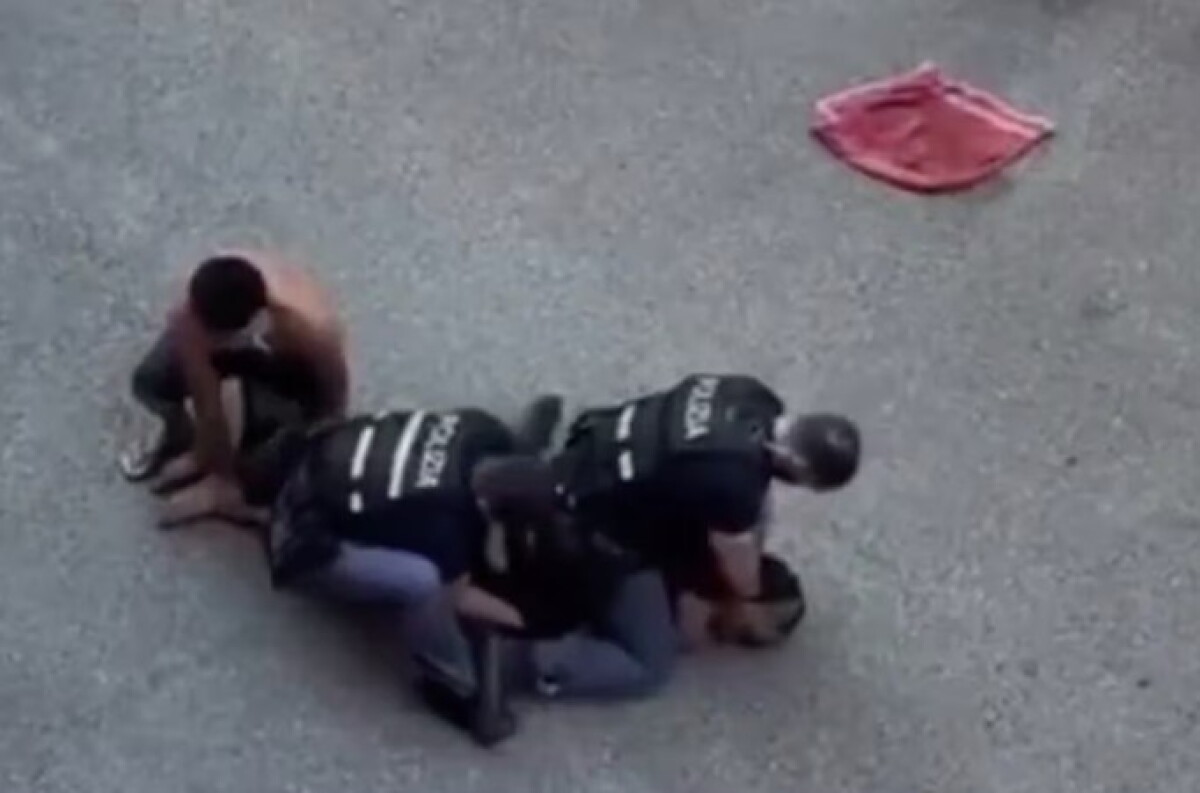 Un hombre murió mientras la policía lo esposaba y él pedía ayuda. Ocurrió en Italia.