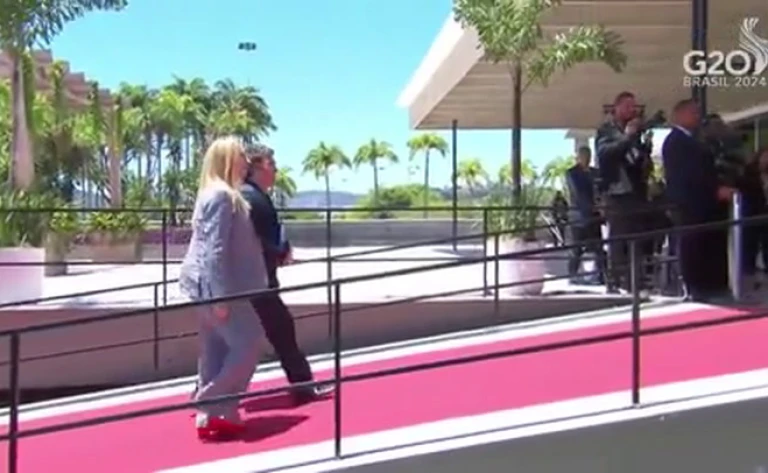 Javier Milei y Lula da Silva se saludan durante la cumbre del G20