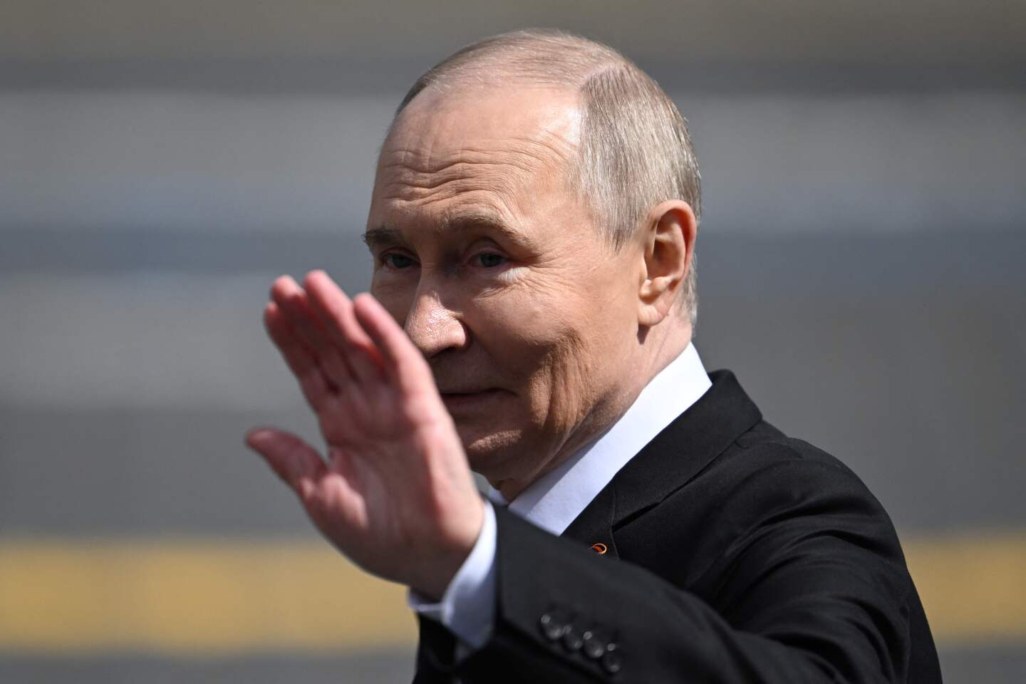 El presidente de Rusia, Vladimir Putin, saluda al salir de la Plaza Roja después de la ceremonia militar del Día de la Victoria.
