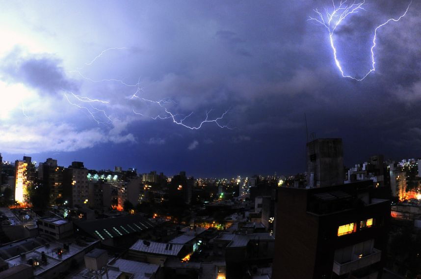 La semana comenzó complicada en materia de lluvias y tránsito. Foto: F. Ponzetto