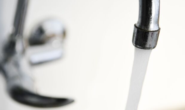 Agua de la canilla corriendo, nota por problemas con el agua potable de Ose con exceso de sodio y cloro, en Montevideo, ND 20230508, foto Leonardo Maine - Archivo El Pais