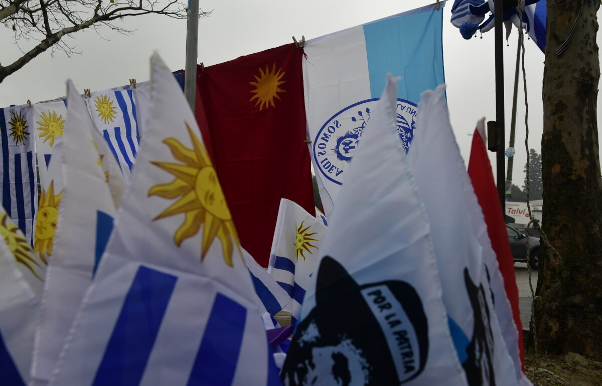 Banderas del Partido Nacional y Partido Colorado.