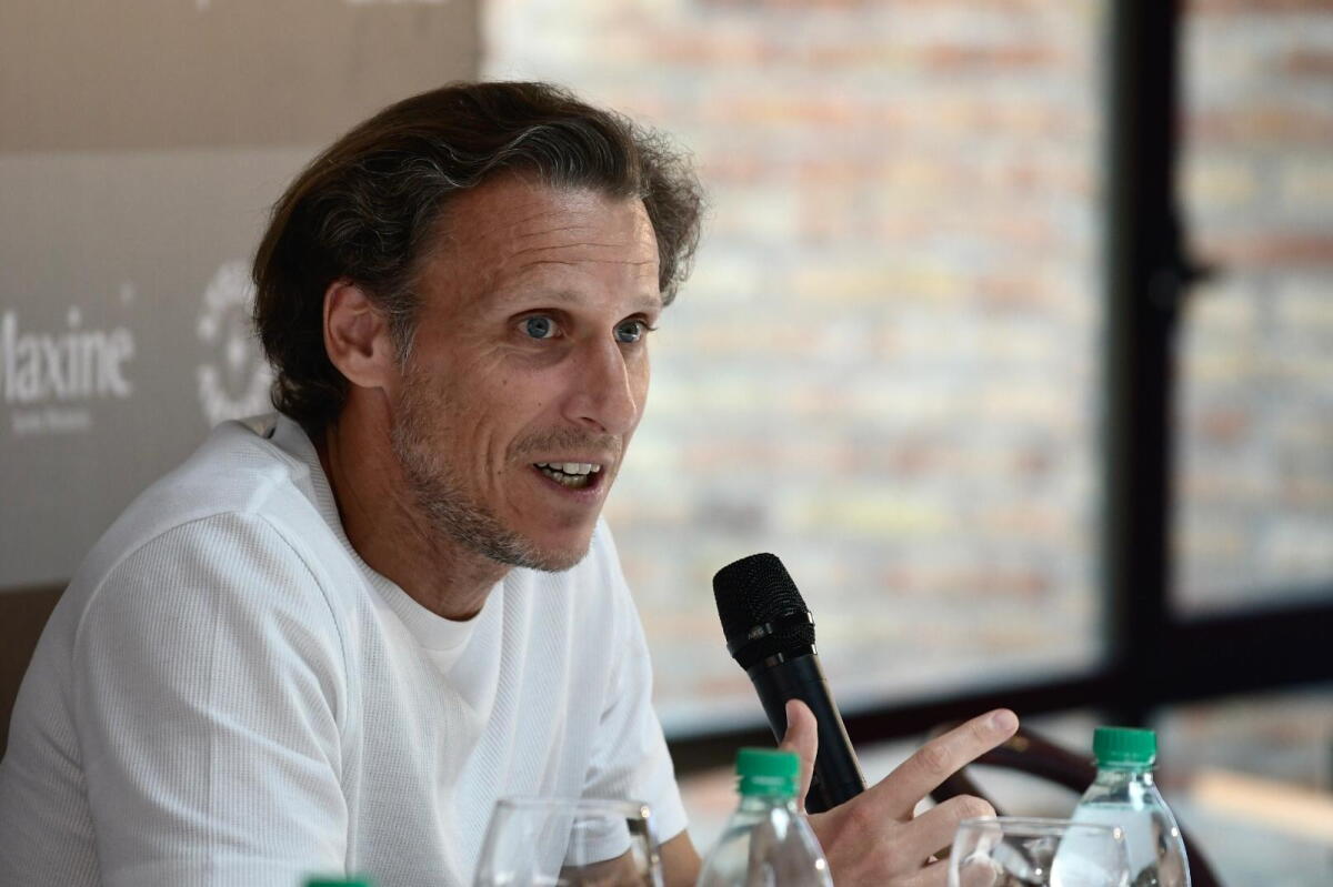 Diego Forlán hablando en la conferencia de presentación del Uruguay Open en el Carrasco Lawn Tennis.