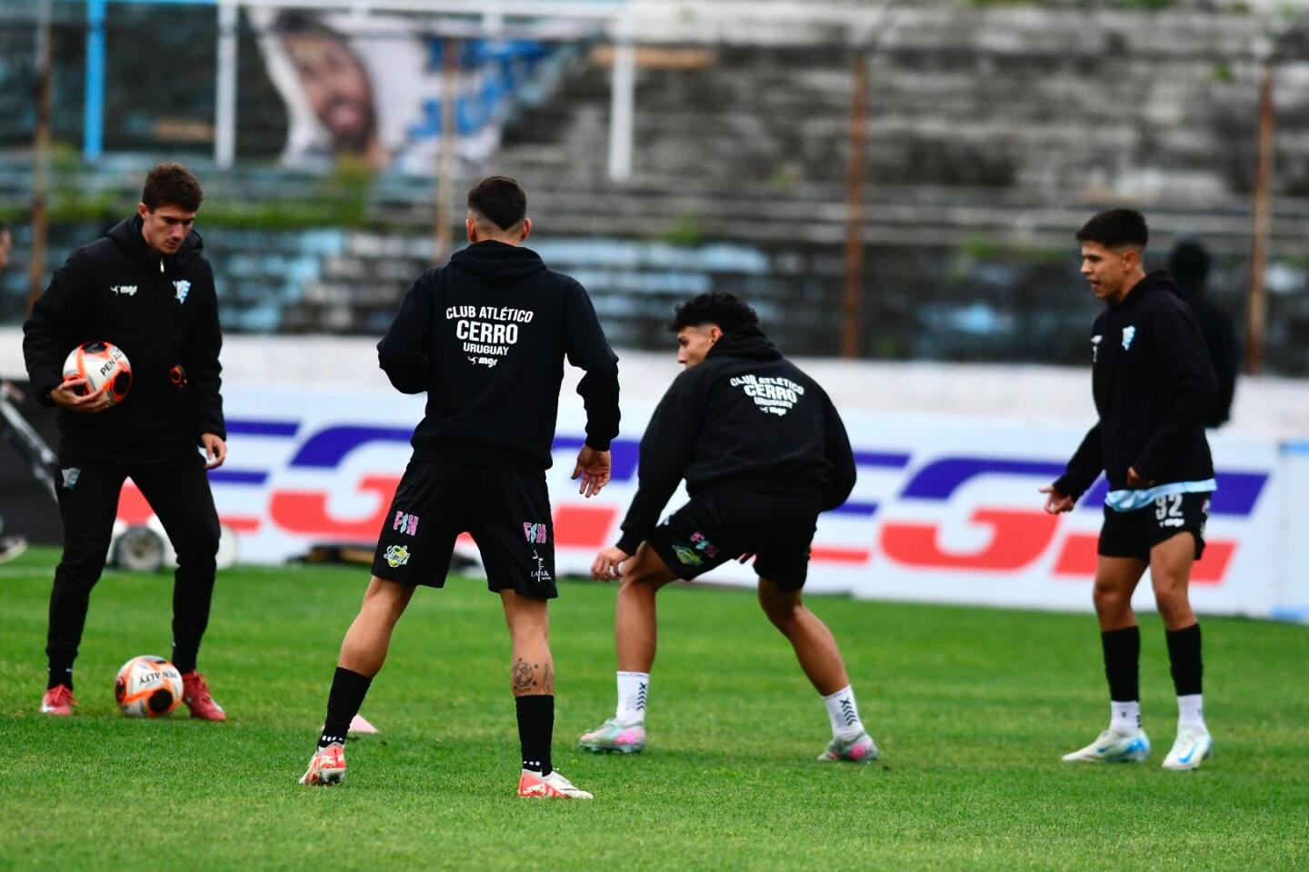 El plantel de Cerro en pleno calentamiento previo al partido ante Peñarol en el Tróccoli.