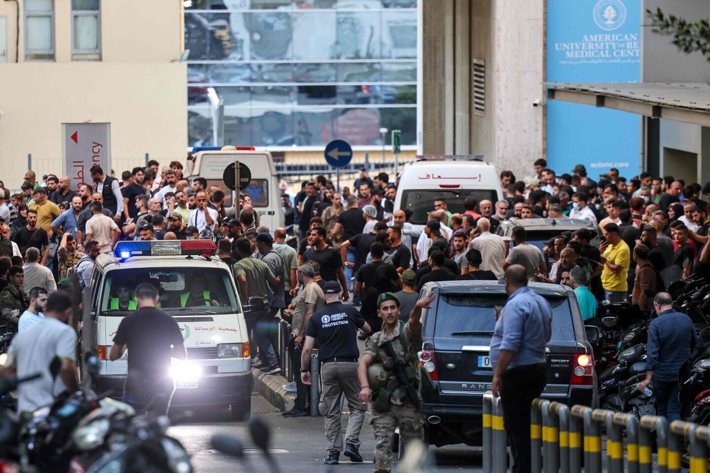 Ambulancias rodeadas de gente a la entrada del Centro Médico de la Universidad Americana de Beirut, el 17 de septiembre de 2024, después de que se produjeran explosiones en varios bastiones de Hezbolá en el Líbano