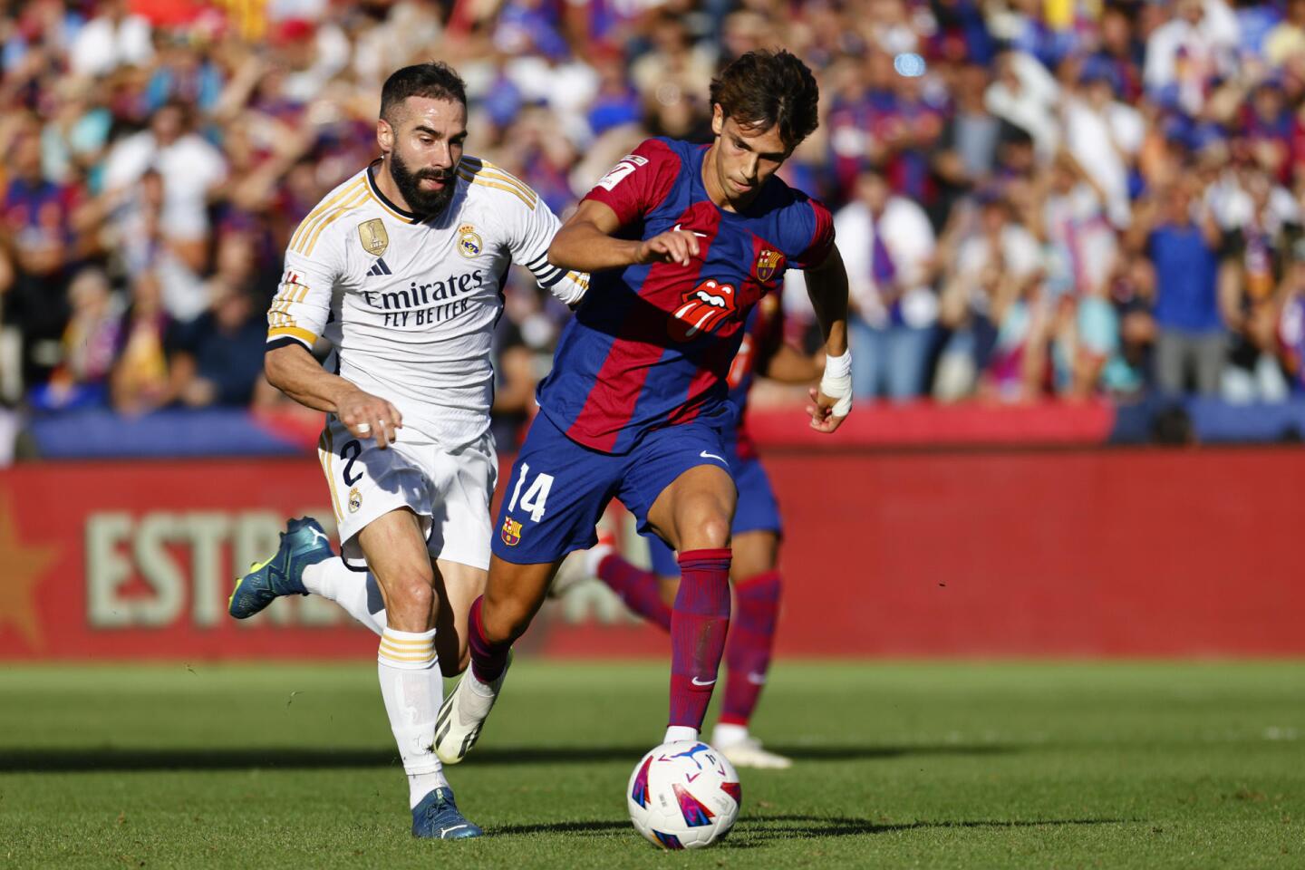João Félix disputa una pelaota ante Dani Carvajal en el clásico entre Brcelona y Real Madrid.