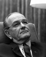 Lyndon B. Johnson mira una repetición de su discurso de retirada.