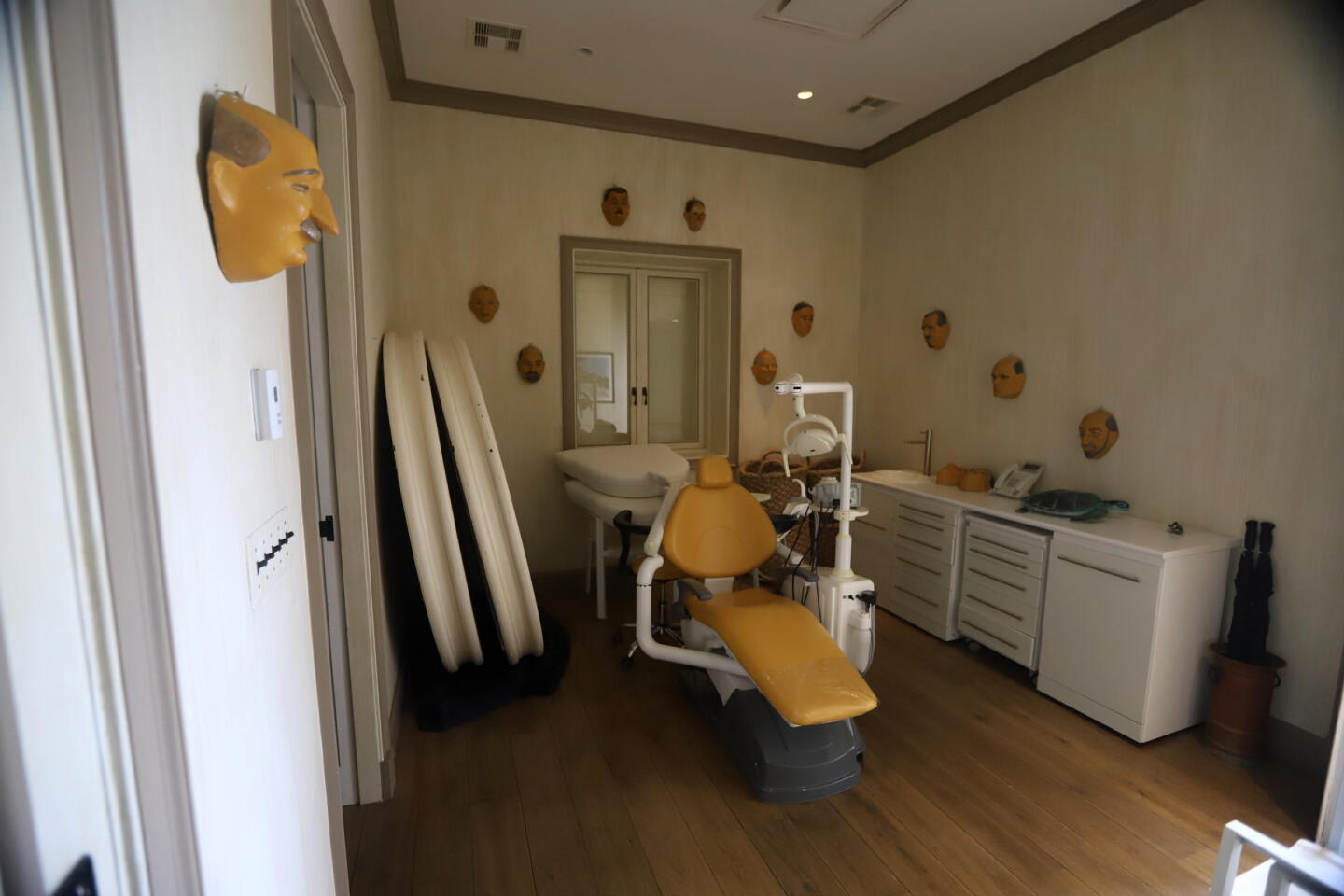 Fotografía publicada este miércoles por los demócratas de la Cámara de Representantes de Estados Unidos de una vista inédita de un consultorio en el interior de la isla privada del pederasta Jeffrey Epstein