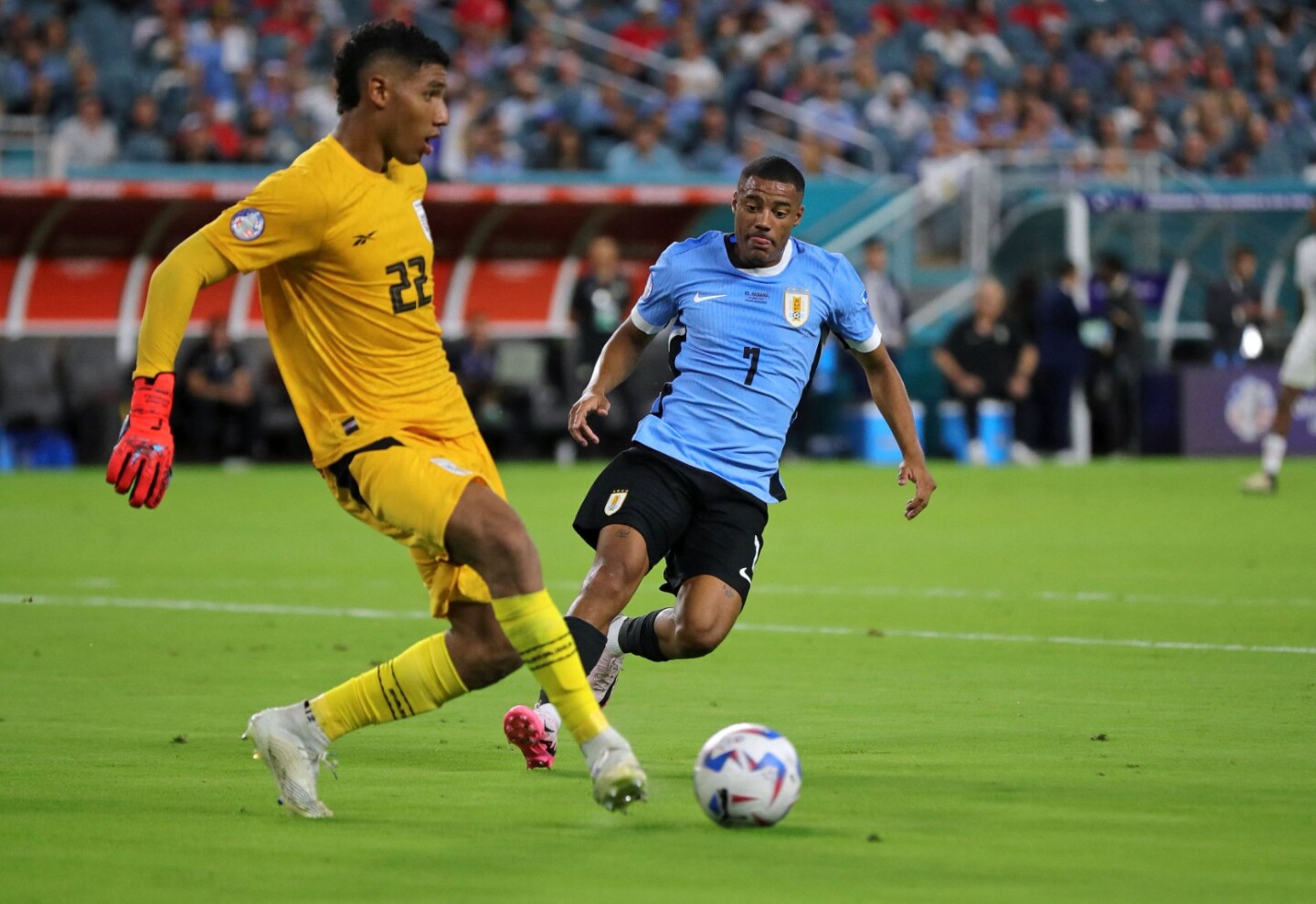 Nicolás de la Cruz en el partido entre Uruguay y Panamá por la Copa América.