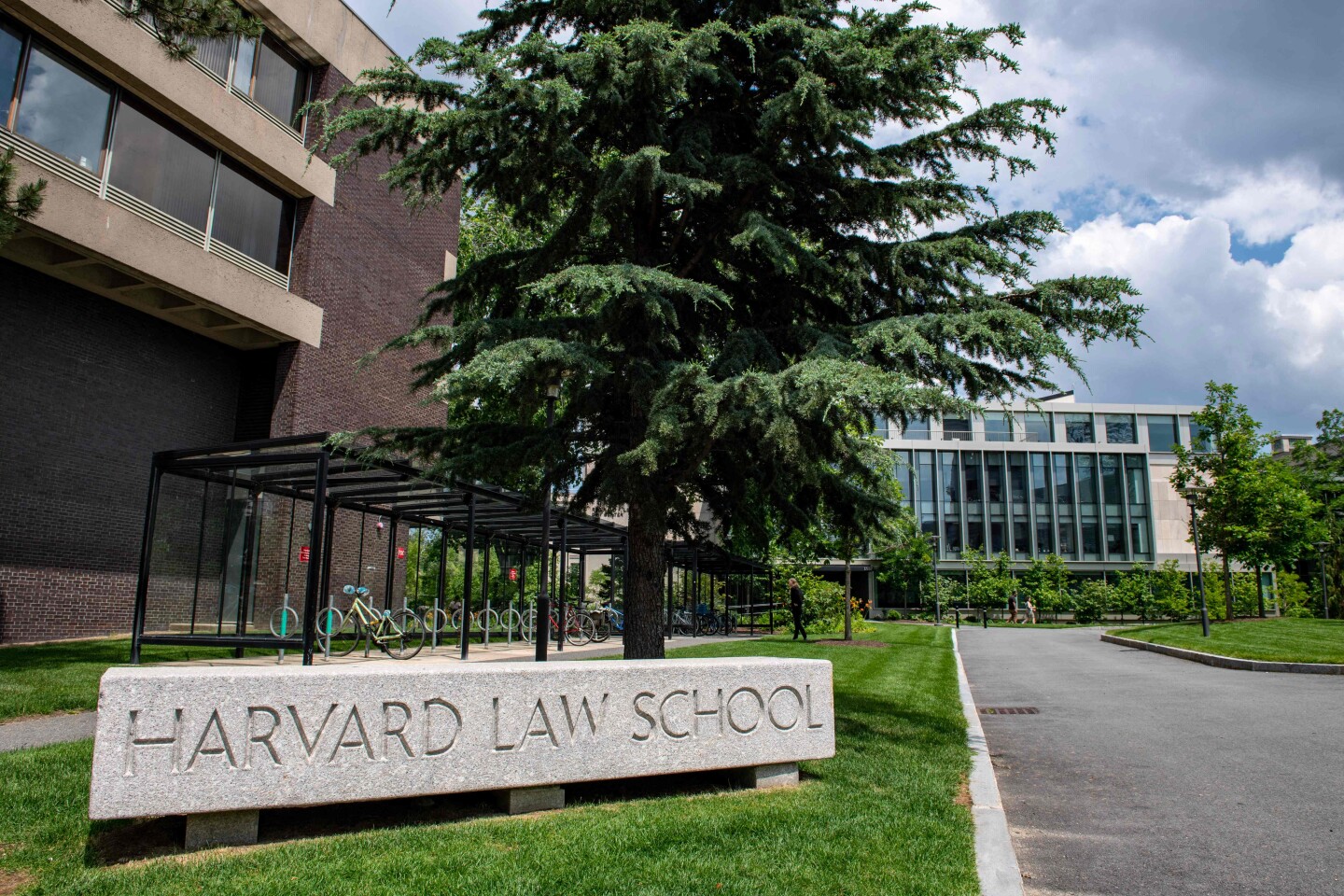 La entrada a la Facultad de Derecho de Harvard en Cambridge, Massachusetts