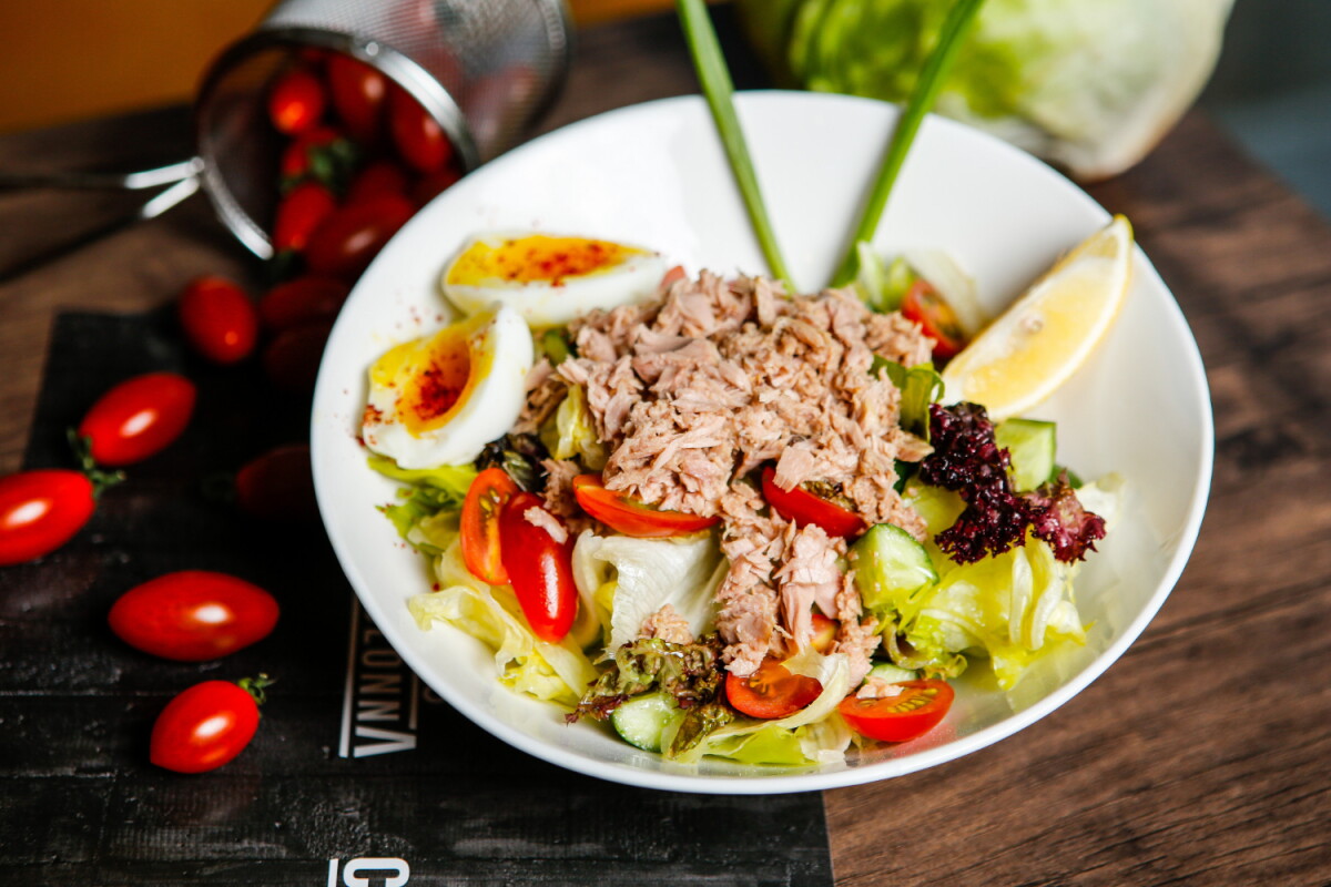 Ensalada de atún, huevo, tomate y verduras varias.