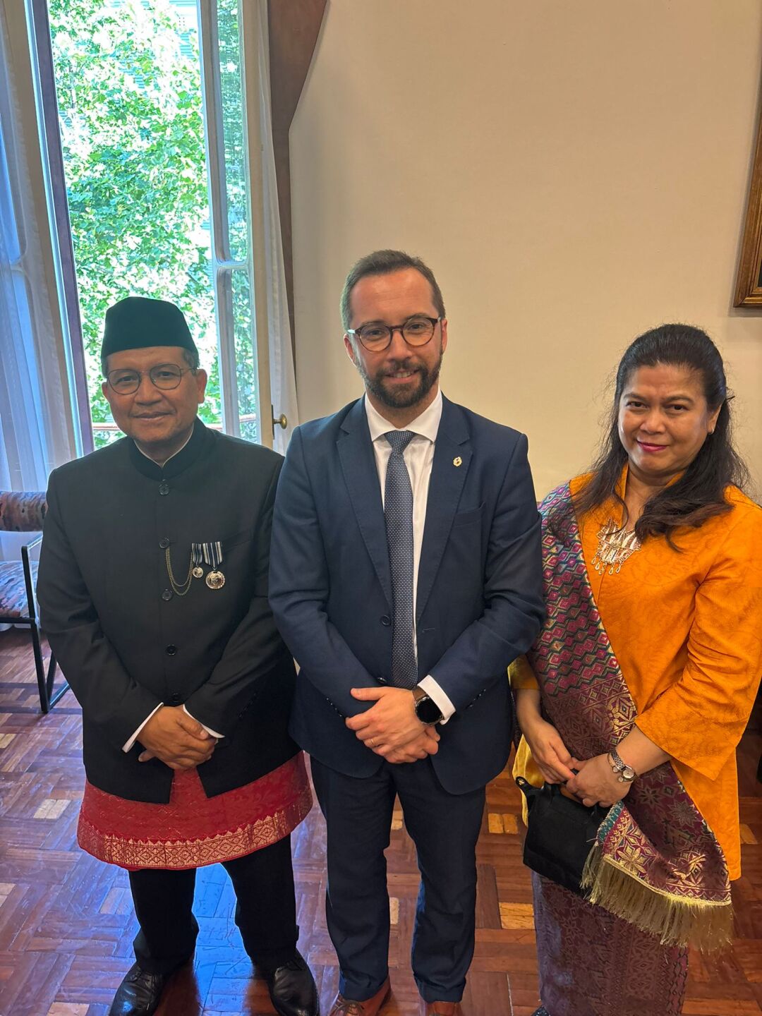 Embajador Sulaiman Syarif y su esposa, junto al vicecanciller Nicolás Albertoni.jpg