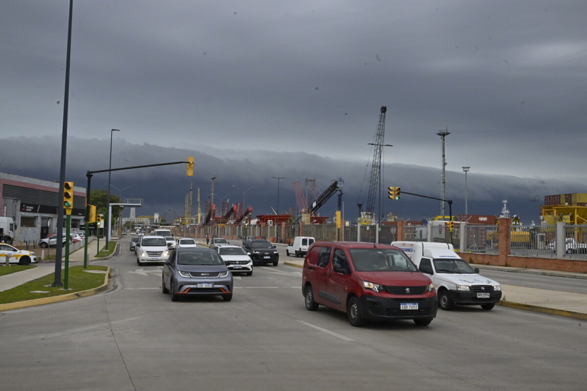 Así avanza la tormenta en Uruguay: una "nube cigarro" cubre el cielo de Montevideo