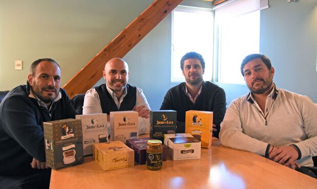 Internacionalización. Matías Larrañaga (Juana La Loca), Santiago Fresia (Crixo), Daniel Regalía (Juana La Loca) y
Gonzalo Salgado (Crixo) unieron fuerzas para la expansión internacional de la marca.