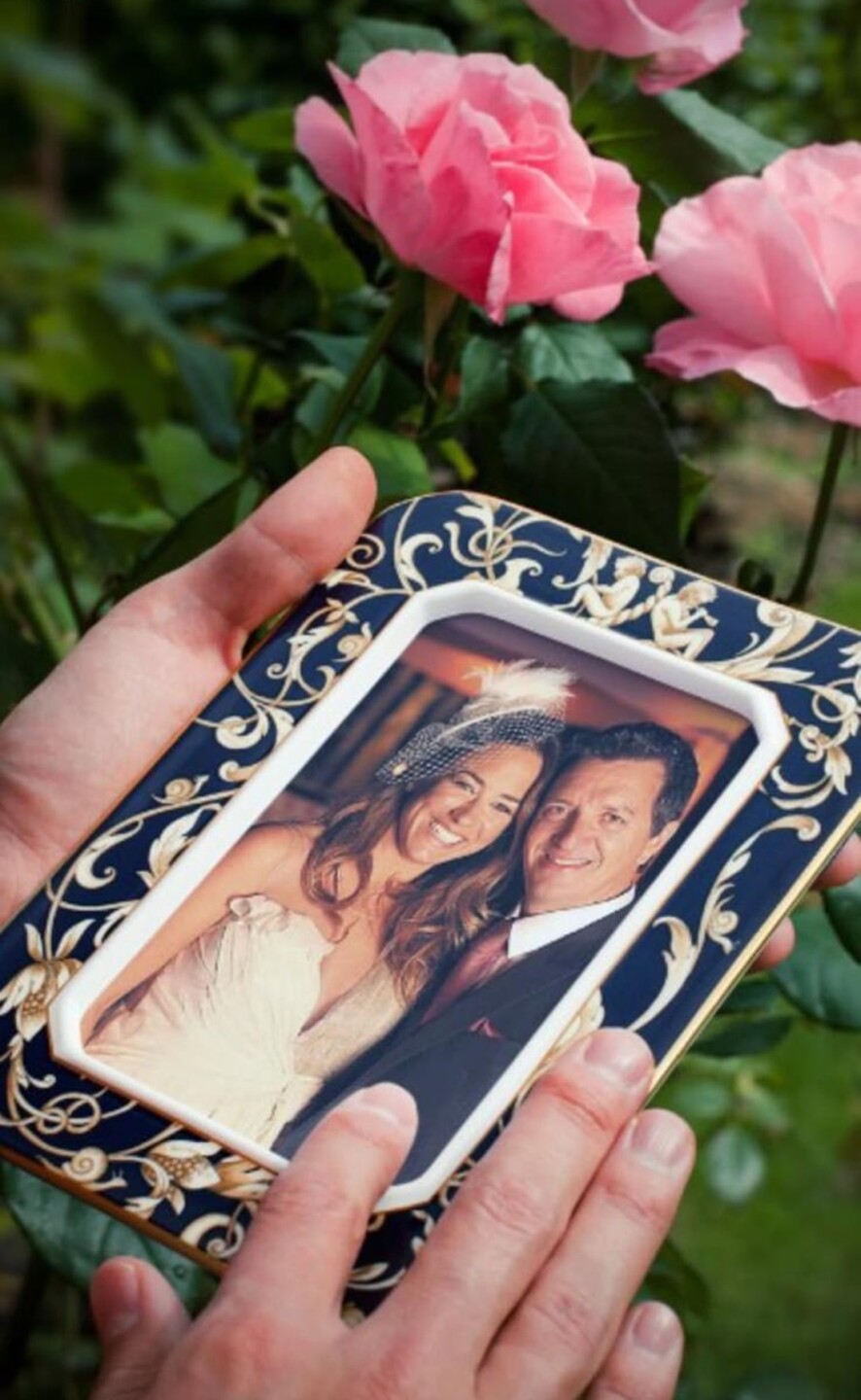 El portarretratos con una foto del casamiento que Federico Buysan compartió para homenajear a Catalina Ferrand.