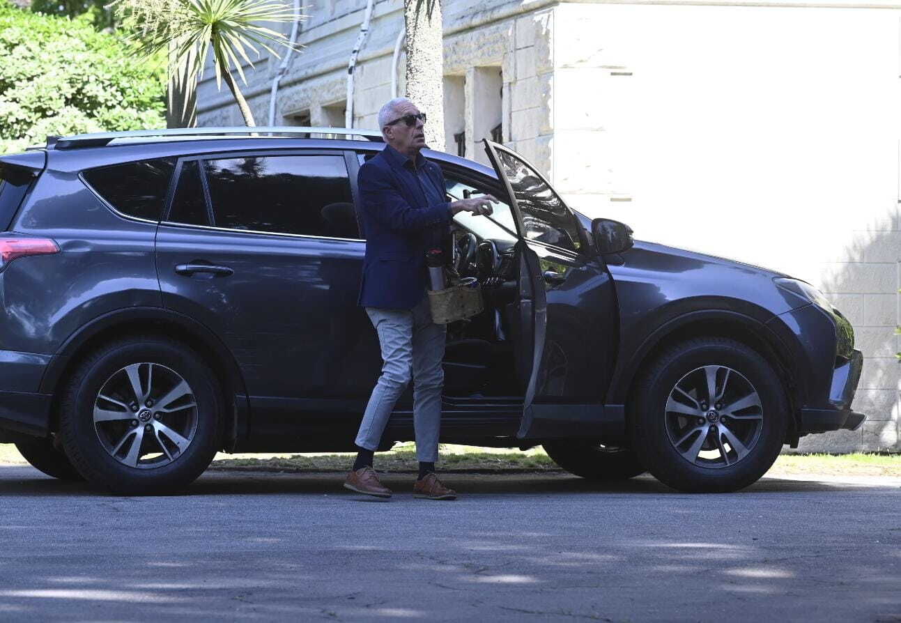 Carlos Negro llega a la reunión del Consejo de Ministros en Suárez y Reyes este lunes 3 de noviembre de 2025.