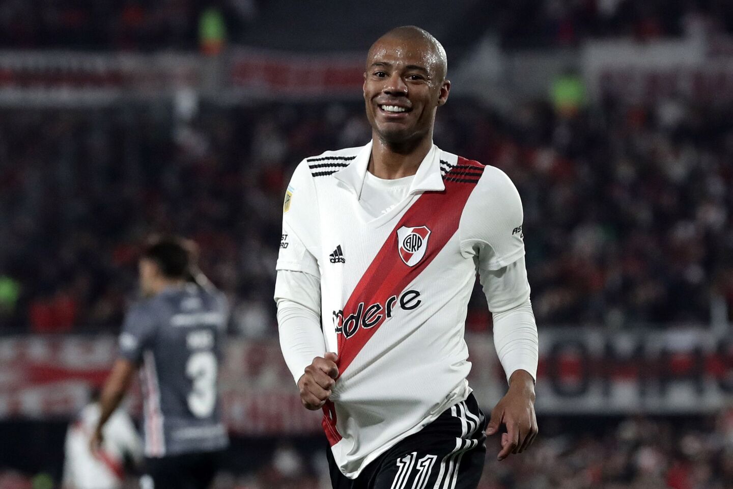 Nicolás De la Cruz celebra un gol con la camiseta de River Plate.
