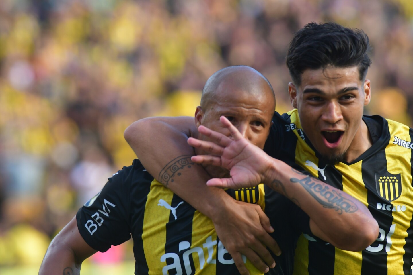 Carlos Sánchez y Matías Arezo celebran el gol del Pato para Peñarol ante Cerro.