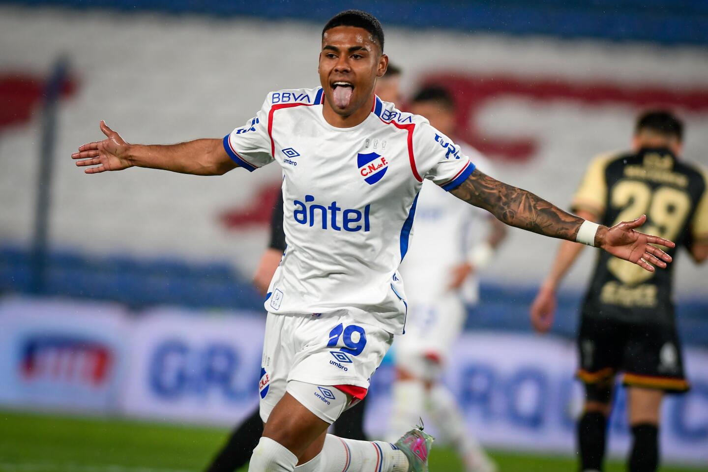 Juan Cruz de los Santos celebra su primer gol con la camiseta de Nacional.