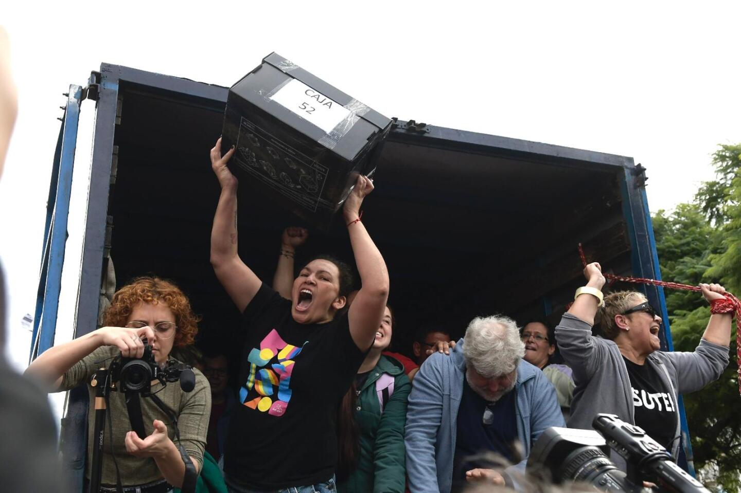 Militantes y dirigentes sindicales cargan cajas con firmas por el plebiscito de la seguridad social.