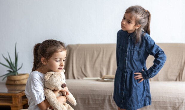 Hermanas niñas pelean por un juguete