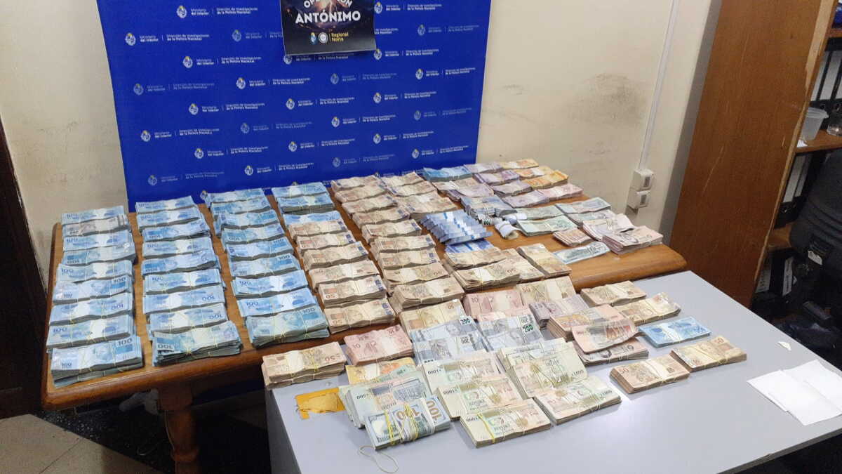 Dinero incautado tras el operativo.