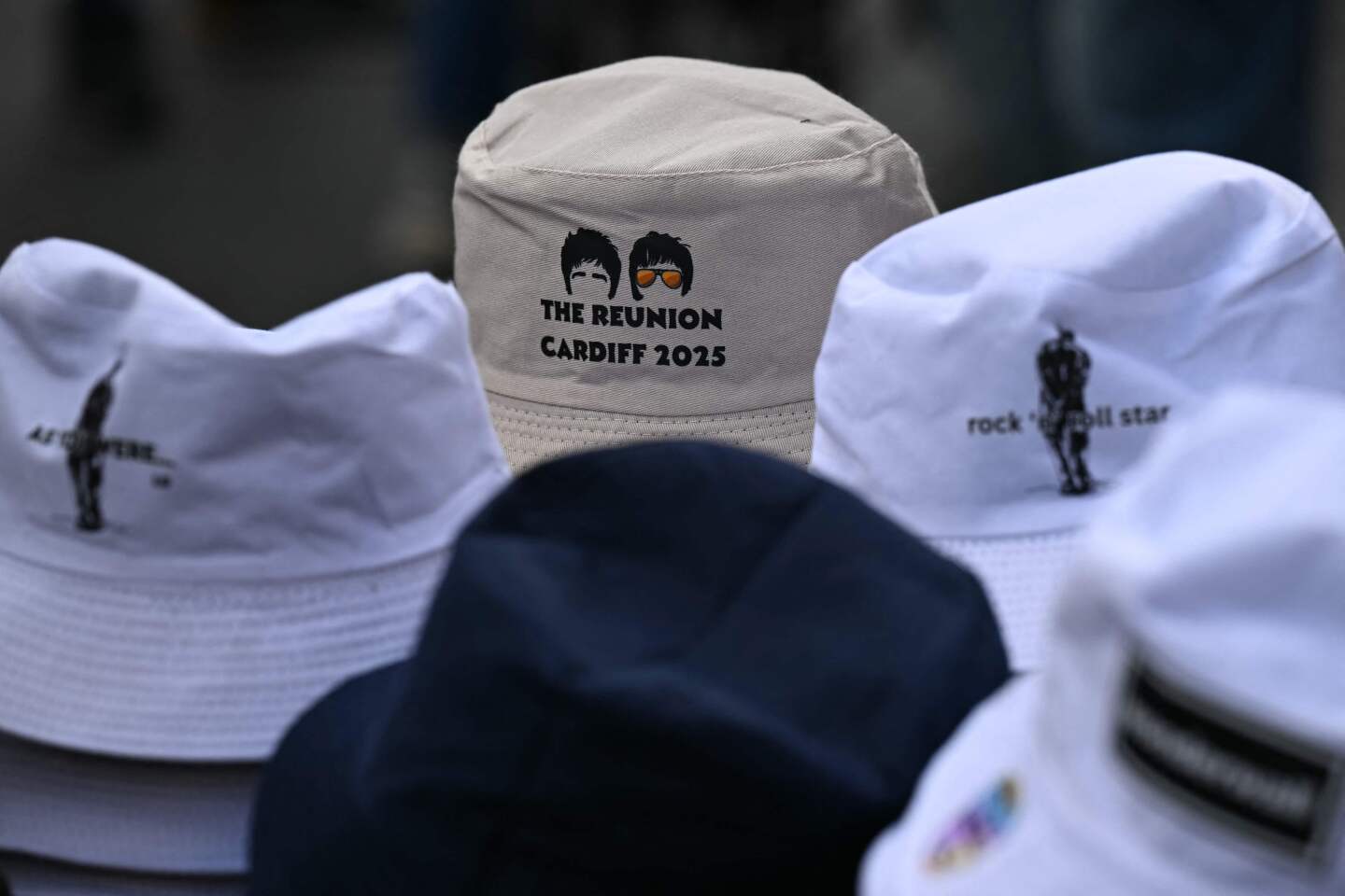 Sombreros de Oasis a la venta en las inmediaciones del estadio.