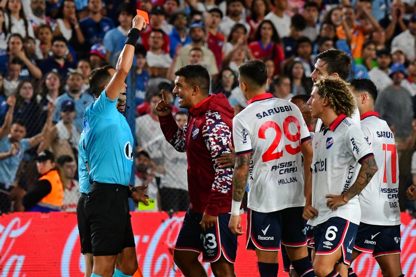 Esteban Ostojich le muestra la roja a Diego Polenta al término del clásico entre Nacional y Peñarol en el Gran Parque Central.