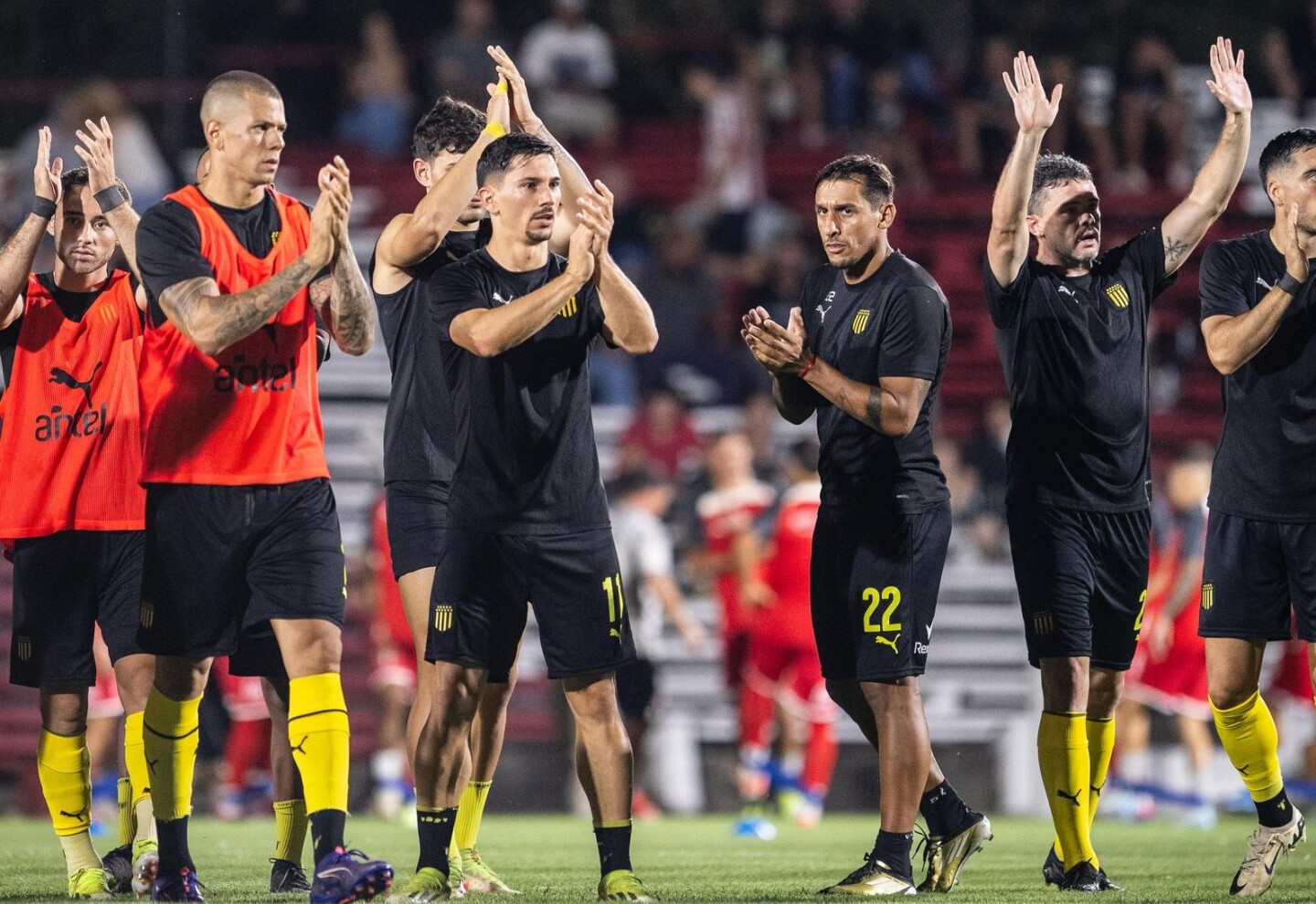 Los jugadores de Peñarol realizan la entrada en calor en el Parque Saroldi.