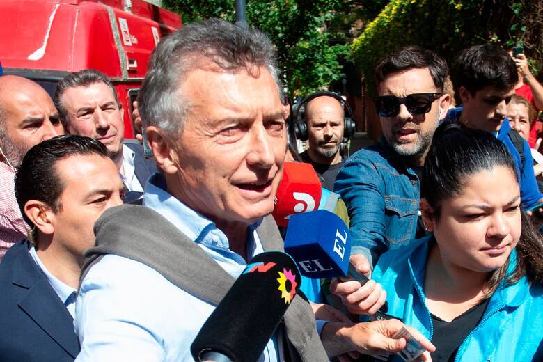 Mauricio Macri habla con la prensa tras votar en el balotaje en Argentina. Foto: La Nación (GDA)