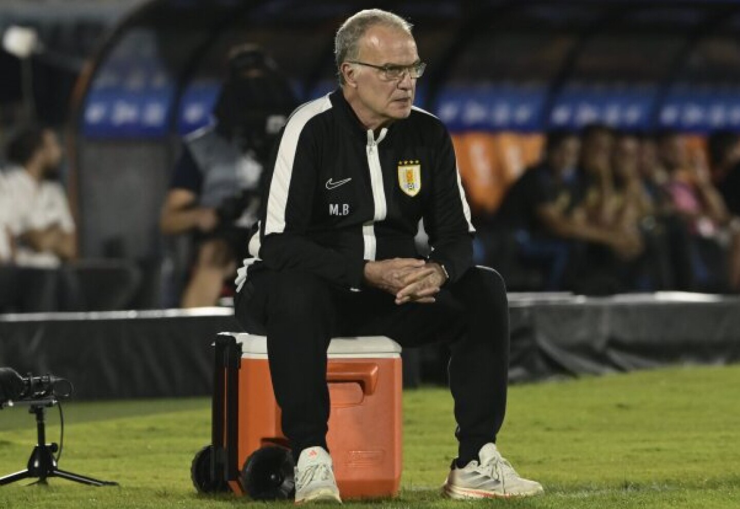 Marcelo Bielsa, entrenador de la selección de Uruguay, en un partido jugado en el estadio Centenario.