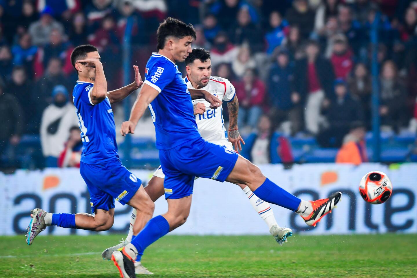Gabriel Báez y su definición para el gol de Nacional ante Juventud de Las Piedras.