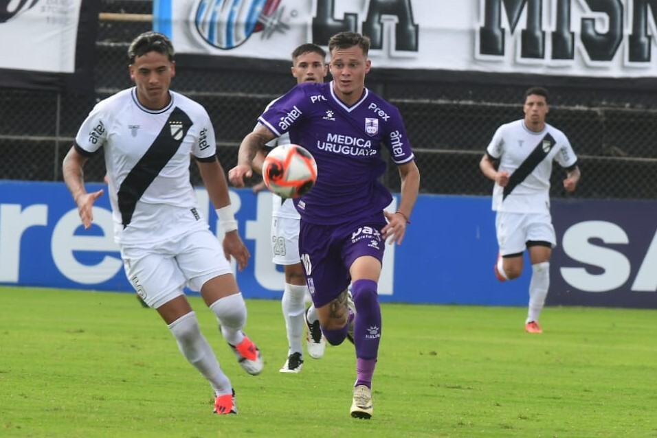Matías Abaldo intenta llevarse la pelota en el partido entre Danubio y Defensor Sporting en Jardines del Hipódromo.