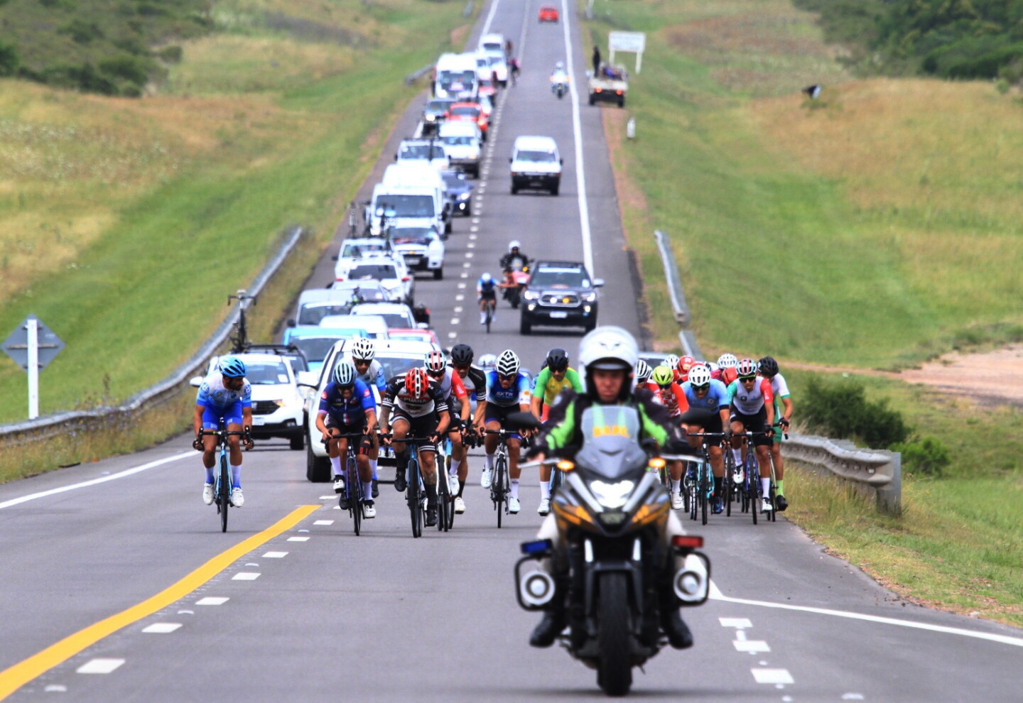 Un pequeño pelotón de Rutas de América por la Ruta 8
