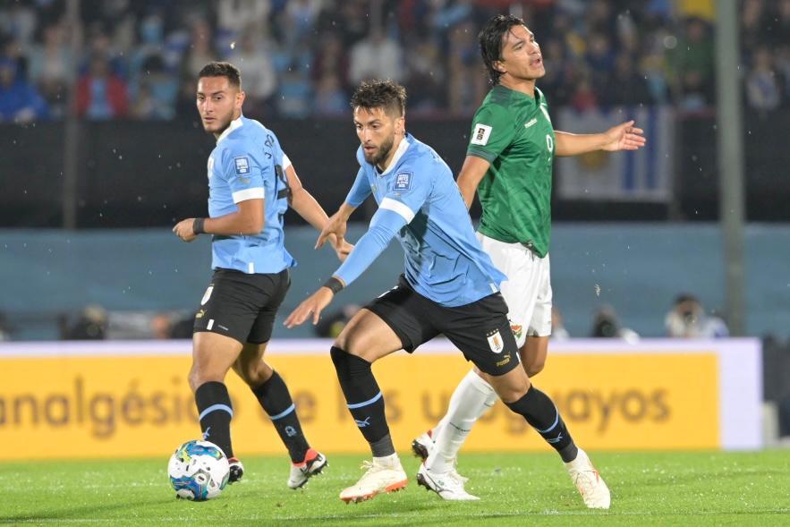 Rodrigo Bentancur traslada el balón en el duelo entre Uruguay y Bolivia.