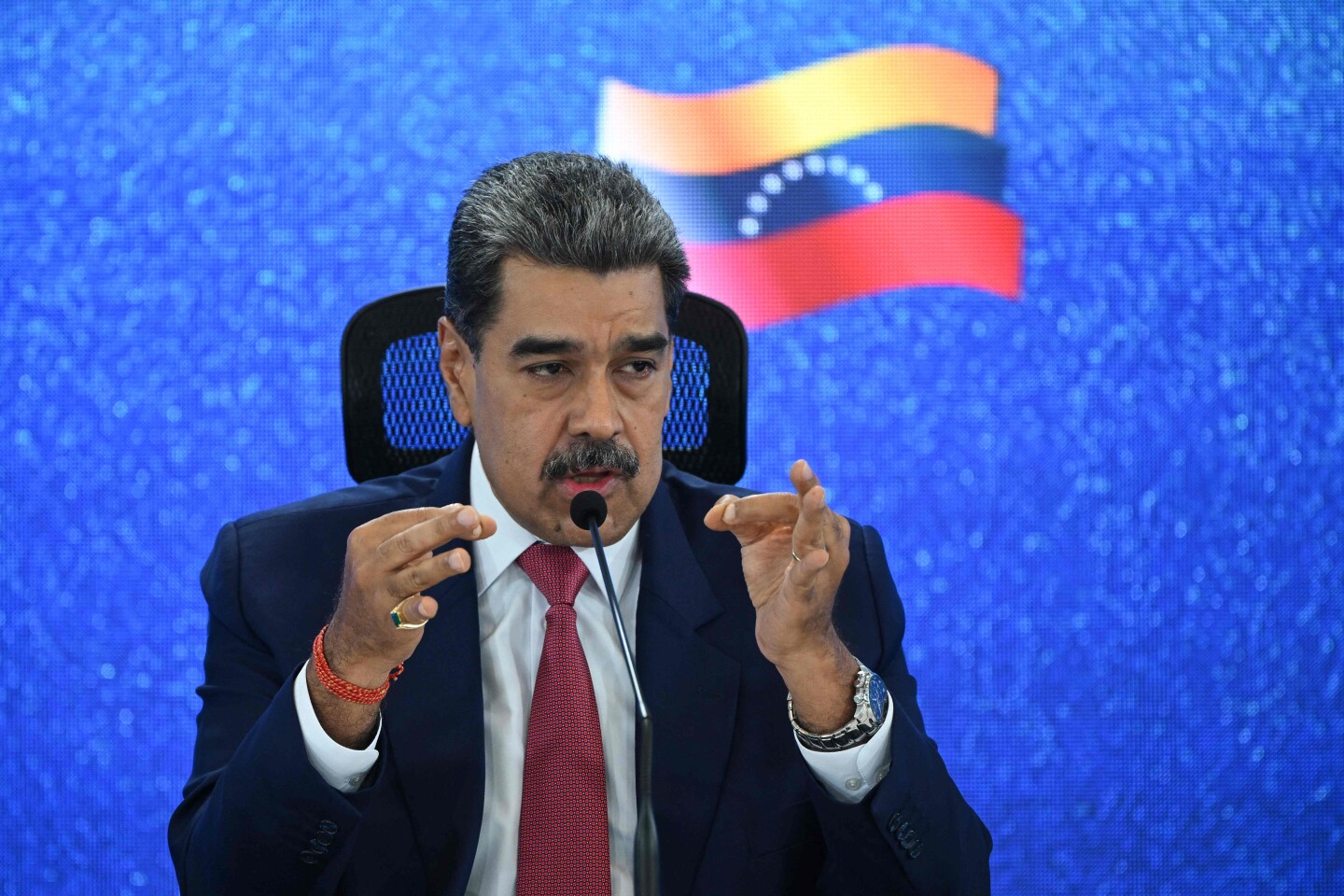 El presidente de Venezuela, Nicolás Maduro, habla durante una conferencia de prensa con medios internacionales en el Hotel Eurobuilding en Caracas.