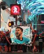 Uruguayos coparon Fremont Street alentando a Uruguay.