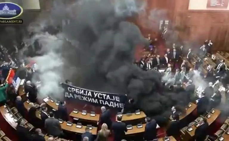 Incidentes en el parlamento de Serbia.