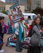 Familiares de rehenes israelíes frente al Museo de Arte de Tel Aviv, ahora formalmente llamado "Plaza de los Rehenes"