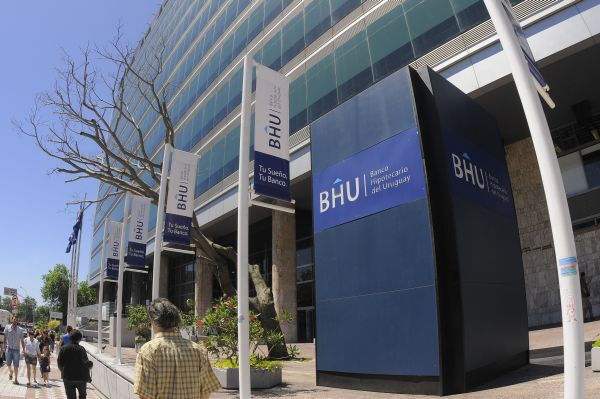 Fachada del Banco Hipotecario del Uruguay (BHU)