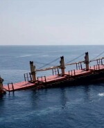 Barco atacado por piratas hutíes.