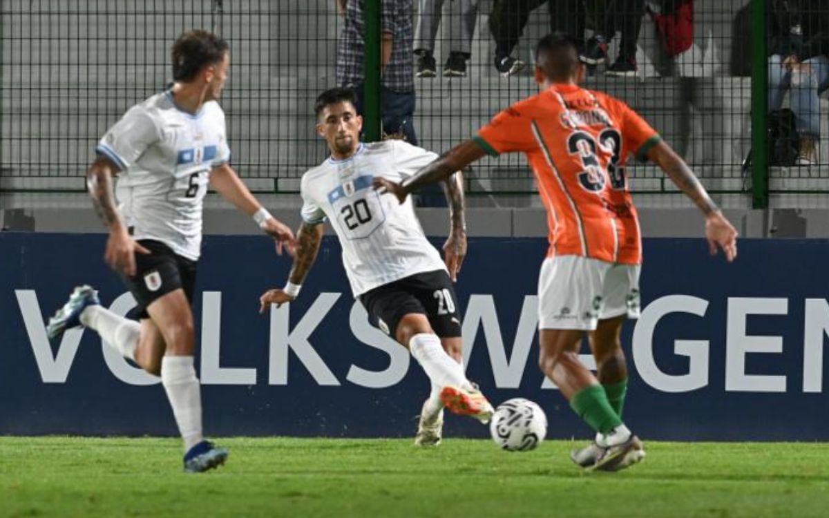 Cristian Olivera al ataque en el partido entre la Sub 23 de Uruguay y Banfield.