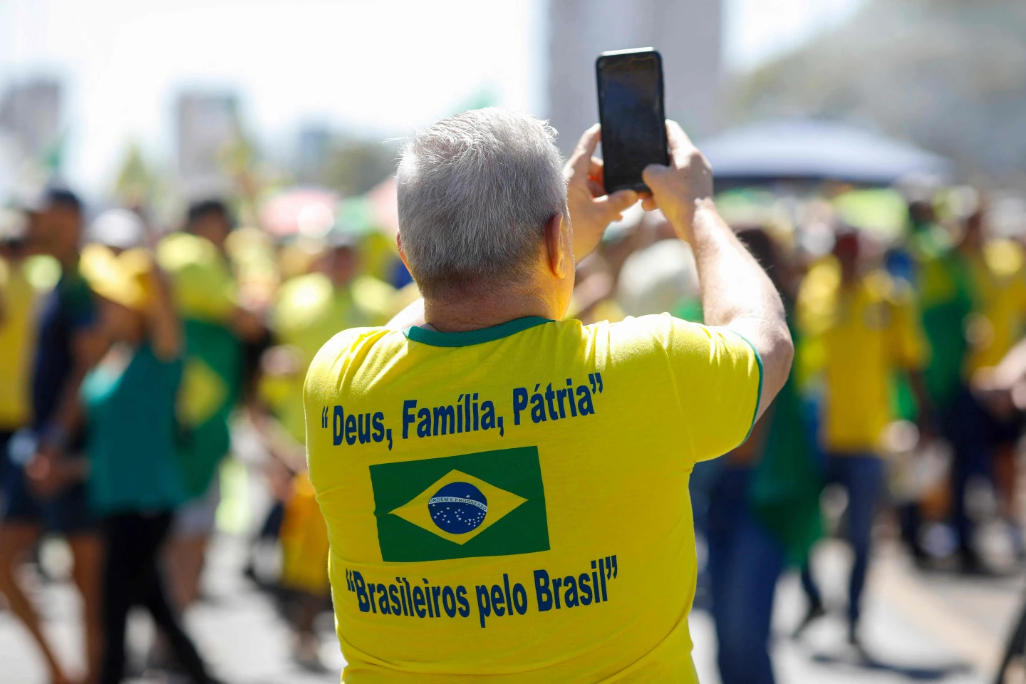 Un partidario del expresidente brasileño Jair Bolsonaro toma una fotografía con su teléfono móvil durante una manifestación contra el gobierno del presidente brasileño Luiz Inácio Lula da Silva.