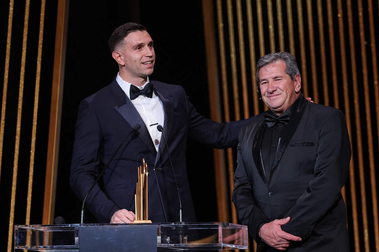 El Dibu Martínez con el premio al mejor arquero del 2023 junto a su padre